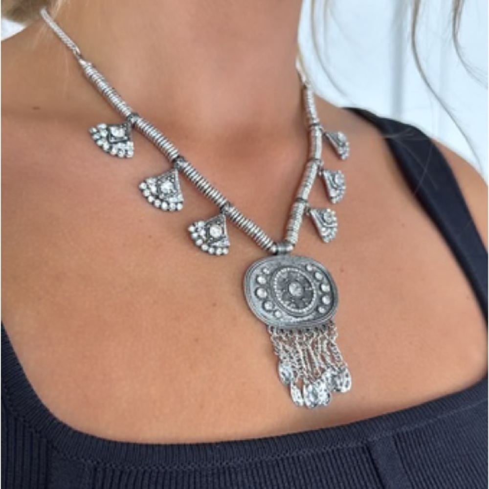 New🌟Free People-Elegant Silver Necklace with Intricate Detailing